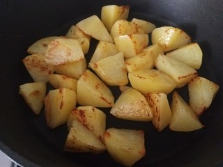 白菜煲,加入适量油煎制微黄五成熟。