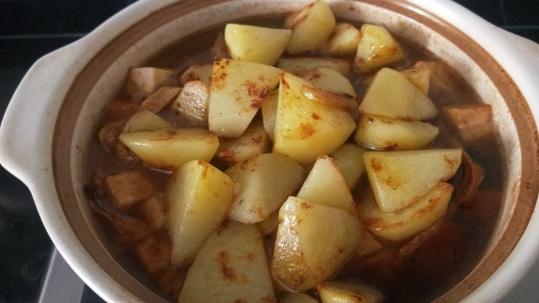 白菜煲,放入锅中这样煎制的土豆不易煮烂保形。