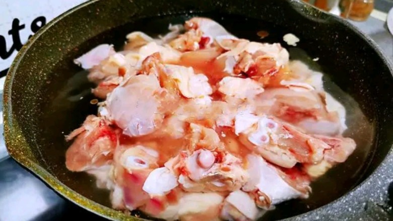 土豆炖鸡腿,凉水入锅