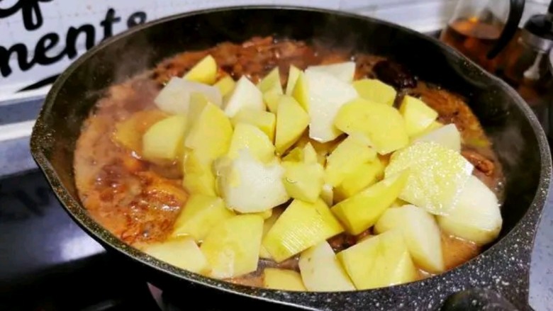 土豆炖鸡腿,鸡腿焖煮10分钟后，开盖放入土豆