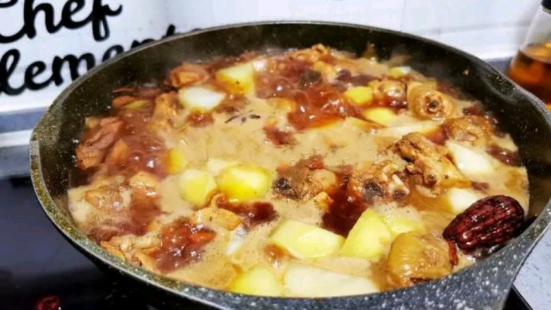 土豆炖鸡腿,大火煮沸后改中火