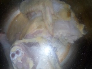 腌笃鲜,鸡肉和火腿放入锅中，加水，大火炖煮。