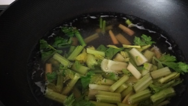 凉拌芹菜木耳,芹菜在水沸腾后焯1分钟捞出