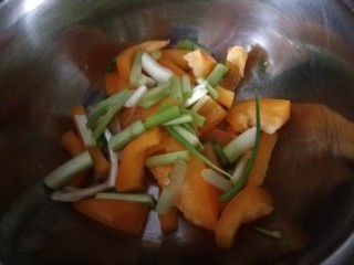 凉拌芹菜木耳,准备小葱和彩椒配色