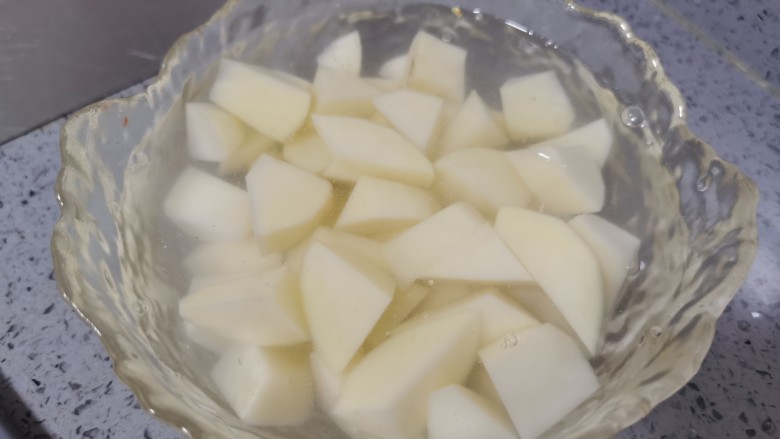 土豆炖鸡腿（咖喱味）,泡在水里备用