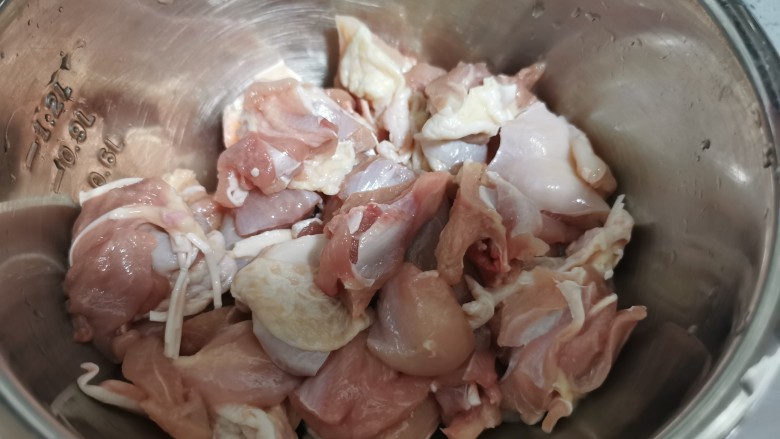 土豆炖鸡腿（咖喱味）,切成块