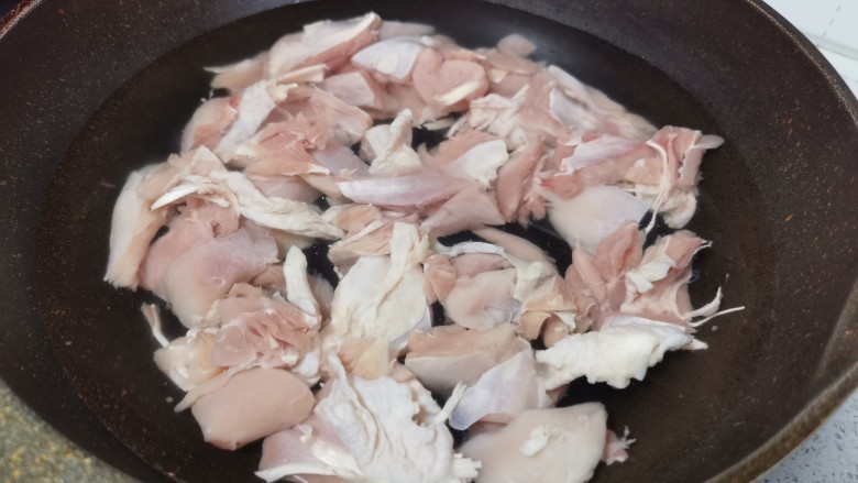 土豆炖鸡腿（咖喱味）,凉水入锅