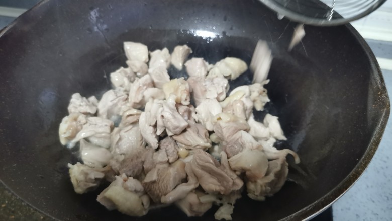 土豆炖鸡腿（咖喱味）,倒入鸡腿肉快速翻炒均匀