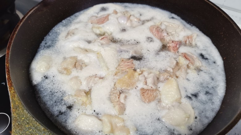 土豆炖鸡腿（咖喱味）,鸡腿沸锅