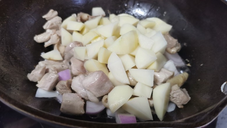 土豆炖鸡腿（咖喱味）,放入土豆