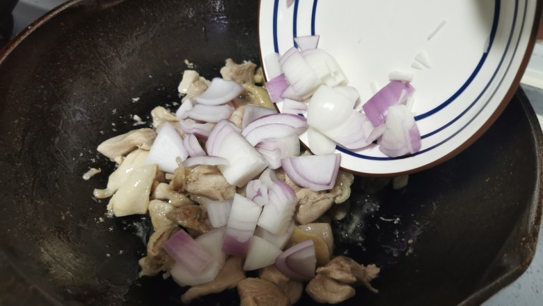 土豆炖鸡腿（咖喱味）,放入洋葱
