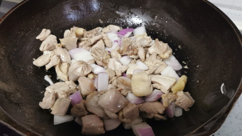土豆炖鸡腿（咖喱味）,快速翻炒均匀