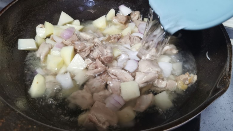 土豆炖鸡腿（咖喱味）,加入开水末过食材