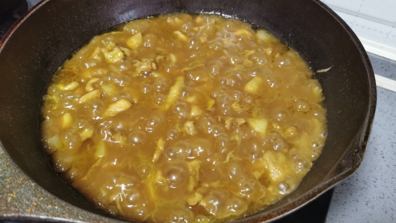 土豆炖鸡腿（咖喱味）,开盖看看汤汁多不多，如果太多大火收汁，但是不要收太干，汤汁拌米饭简直不要太好吃哦