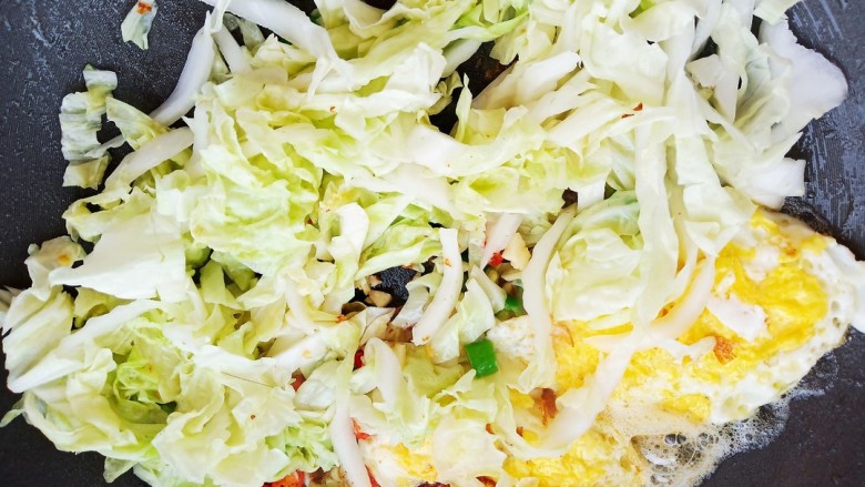 卤面条,加入切好的白菜丝一起翻炒均匀。