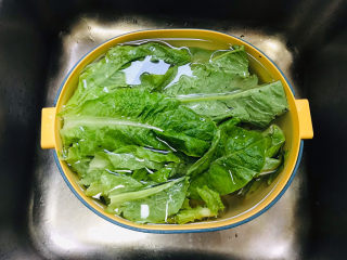凉拌莴笋叶,取其叶子，洗净，放进水里浸泡半小时，期间撒入少许盐，杀菌