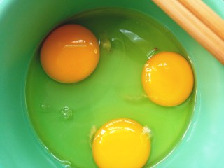 水嫩蒸蛋,打入碗中，搅打成蛋液