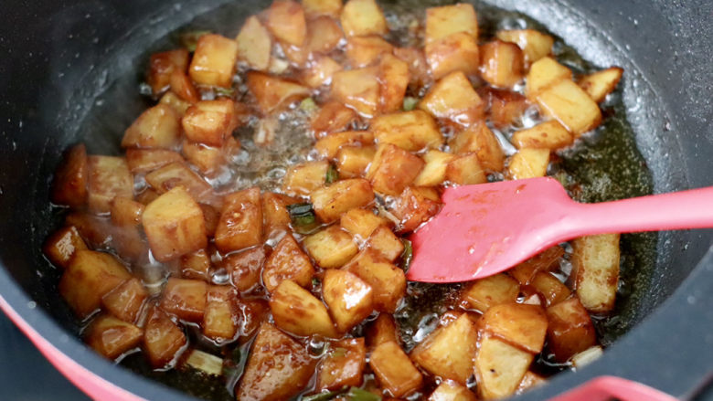 卤面条,小火继续慢慢把土豆丁翻炒至软烂入味。