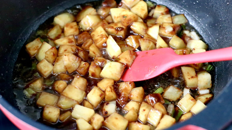卤面条,加入土豆丁小火慢慢翻炒至软。