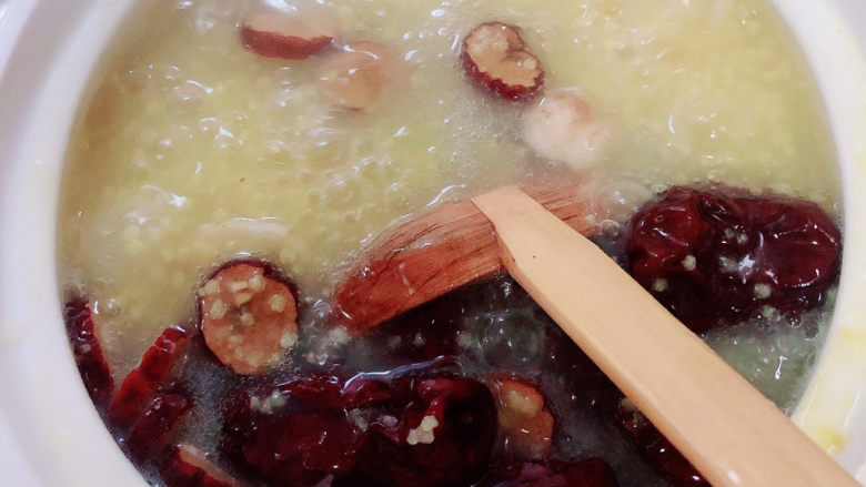 红枣小米燕麦粥,搅拌均匀，慢煮两分钟。