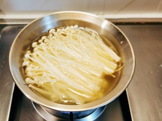白菜 煲,金针菇去掉根部，清洗干净焯水捞出。
