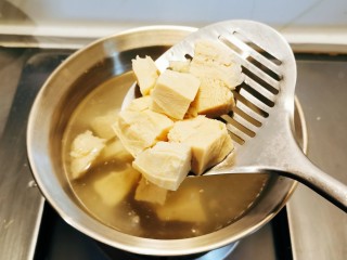 白菜 煲,冻豆腐切块焯水。
