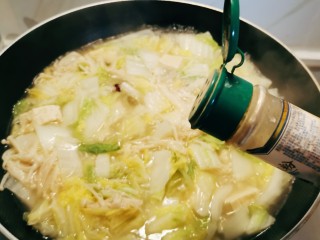 白菜 煲,放入胡椒粉增香，翻拌均匀出锅。