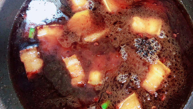 豆角焖肉,倒入开水，盖盖儿中火慢炖20分钟。