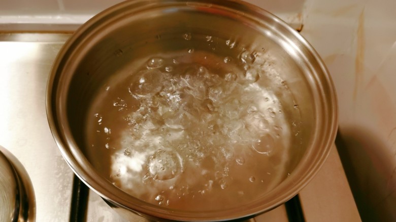 红枣小米燕麦粥,烧开一锅水。