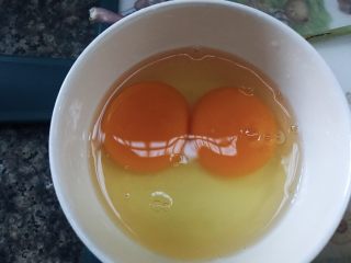 水嫩蒸蛋,碗中磕入两个鸡蛋