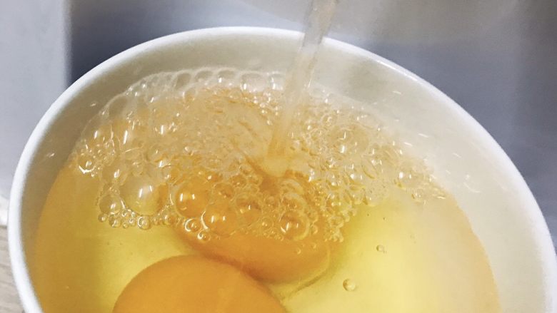 水嫩蒸蛋,加比蛋液多1.5倍的温水