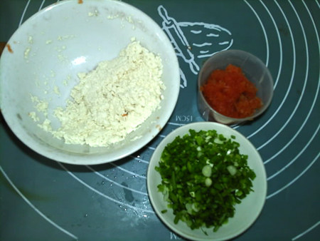 胡萝卜鸡肉饼,将葱洗净切葱花，胡萝卜用擦菜板擦成泥，豆腐碾碎，备用。
