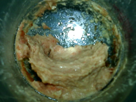 胡萝卜鸡肉饼,搅拌成均匀肉浆。