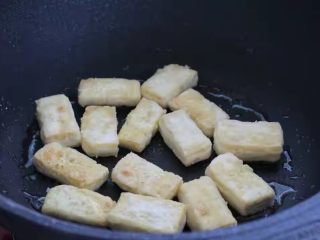 白菜煲,锅中倒入食用油，将豆腐依次排放锅中，小火煎至两面焦黄色盛出备用。