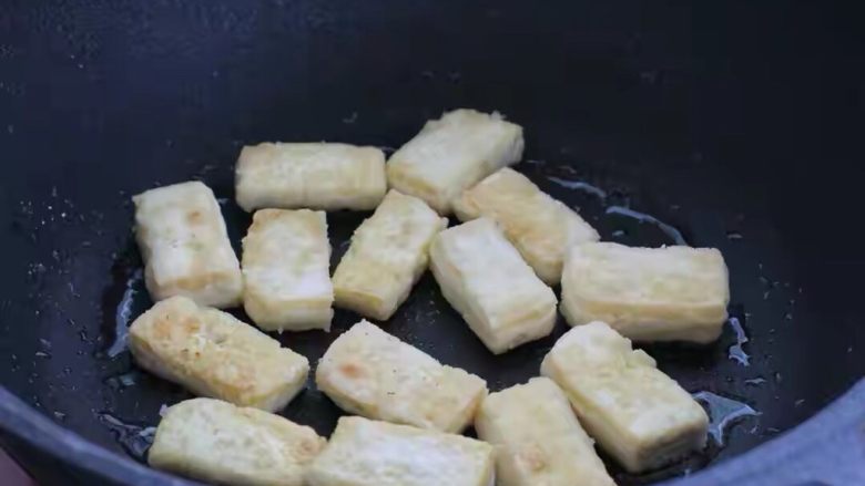 白菜煲,锅中倒入食用油，将豆腐依次排放锅中，小火煎至两面焦黄色盛出备用。