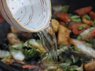 白菜煲,倒入一碗清水加盖，大火煮沸后改小火焖炖五分钟左右。
