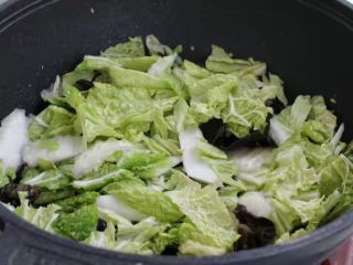 白菜煲,就着锅中煎豆腐的底油放入蒜末小火炒出香味，接着下入白菜和木耳大火炒至白菜变软。