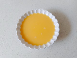 水嫩蒸蛋,将鸡蛋液过筛一遍更细腻嫩滑
