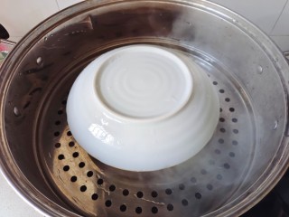 水嫩蒸蛋,鸡蛋液上盖个盘子，防止水蒸气流入鸡蛋液中，锅中加入适量清水煮开，放入鸡蛋液，转中小火蒸10分钟，关火焖5分钟