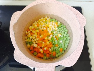 水嫩蒸蛋,小锅中加入适量清水煮开，倒入玉米粒，豌豆粒，胡萝卜丁焯水1分钟捞出