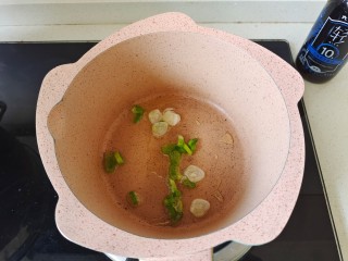 水嫩蒸蛋,锅中加入适量花生油烧热，放入葱花煸炒出香味
