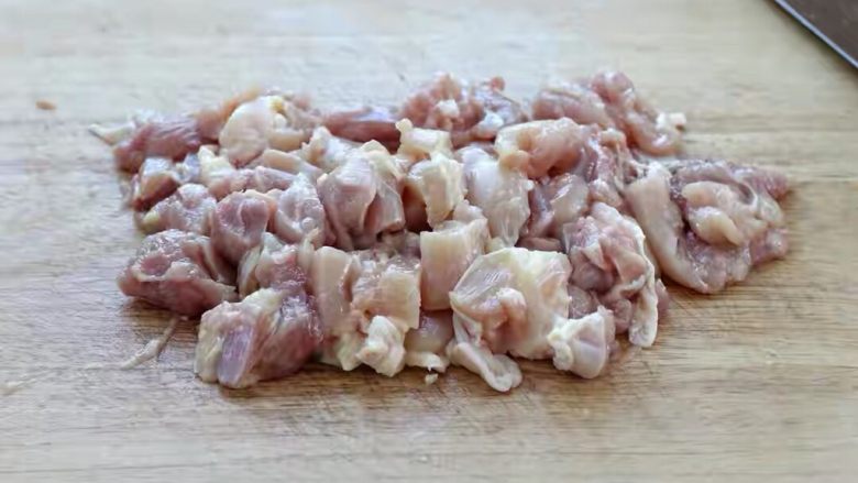 卤面条,将鸡腿去掉油脂部位和骨头，切成大小适中的块状。