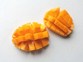芒果双皮奶,芒果对半切开