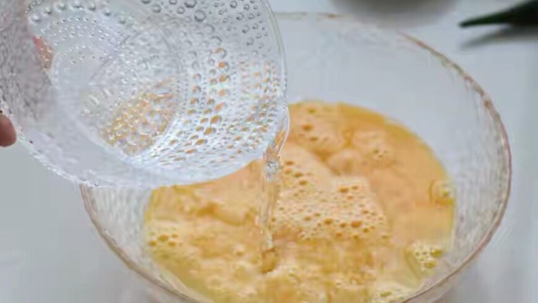 水嫩蒸蛋,然后加入温水，一边加一边用筷子搅拌均匀，加入温水可以让蛋羹的口感更嫩滑。