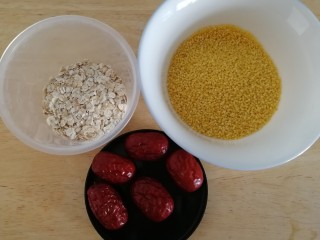 红枣小米燕麦粥,小米、即食有机燕麦片、红枣。