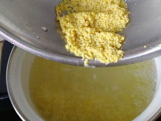 红枣小米燕麦粥,小米水开下锅。