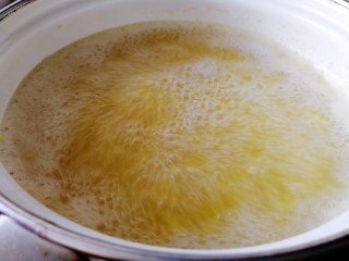 红枣小米燕麦粥,大火煮沸。