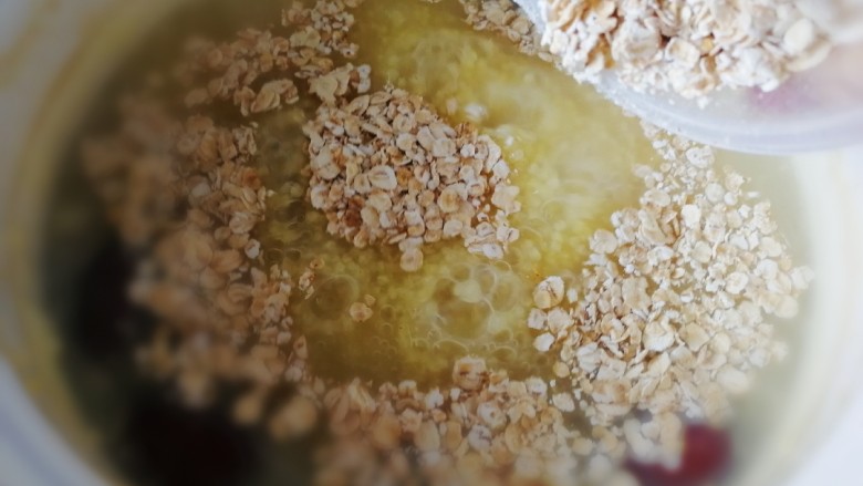 红枣小米燕麦粥,放入即食有燕机麦片。