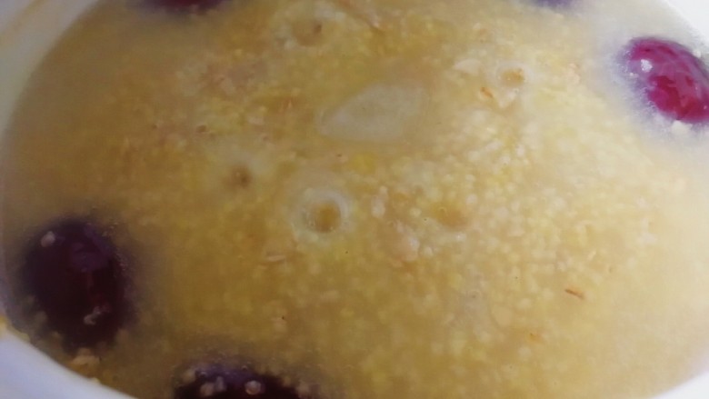 红枣小米燕麦粥,煮2-3分钟即可。（非即食燕麦要煮6-8分钟）