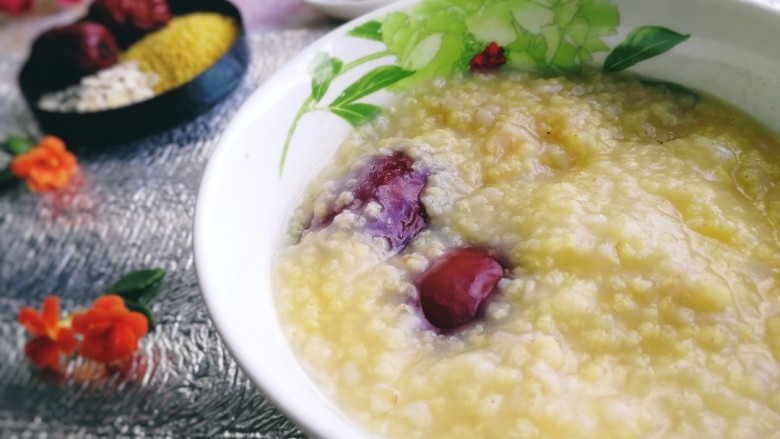 红枣小米燕麦粥,膳食纤维丰富的营养粥。
